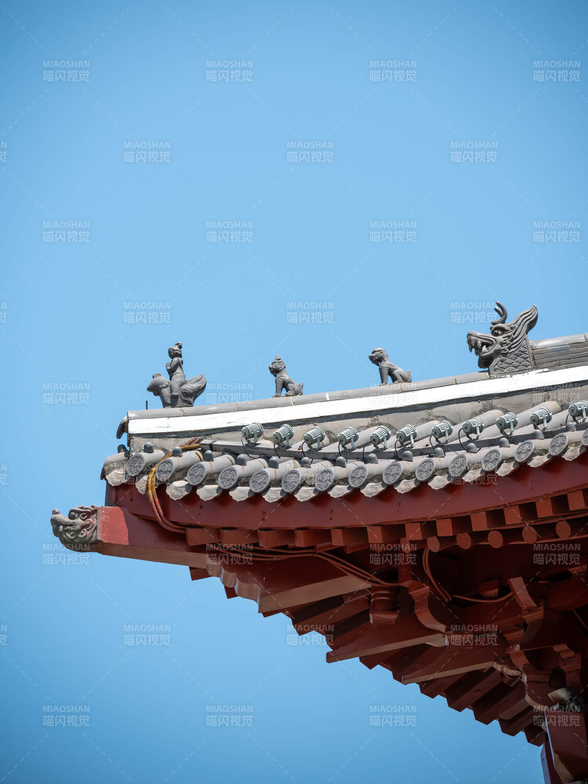 古建筑飞檐上的雕塑艺术图片