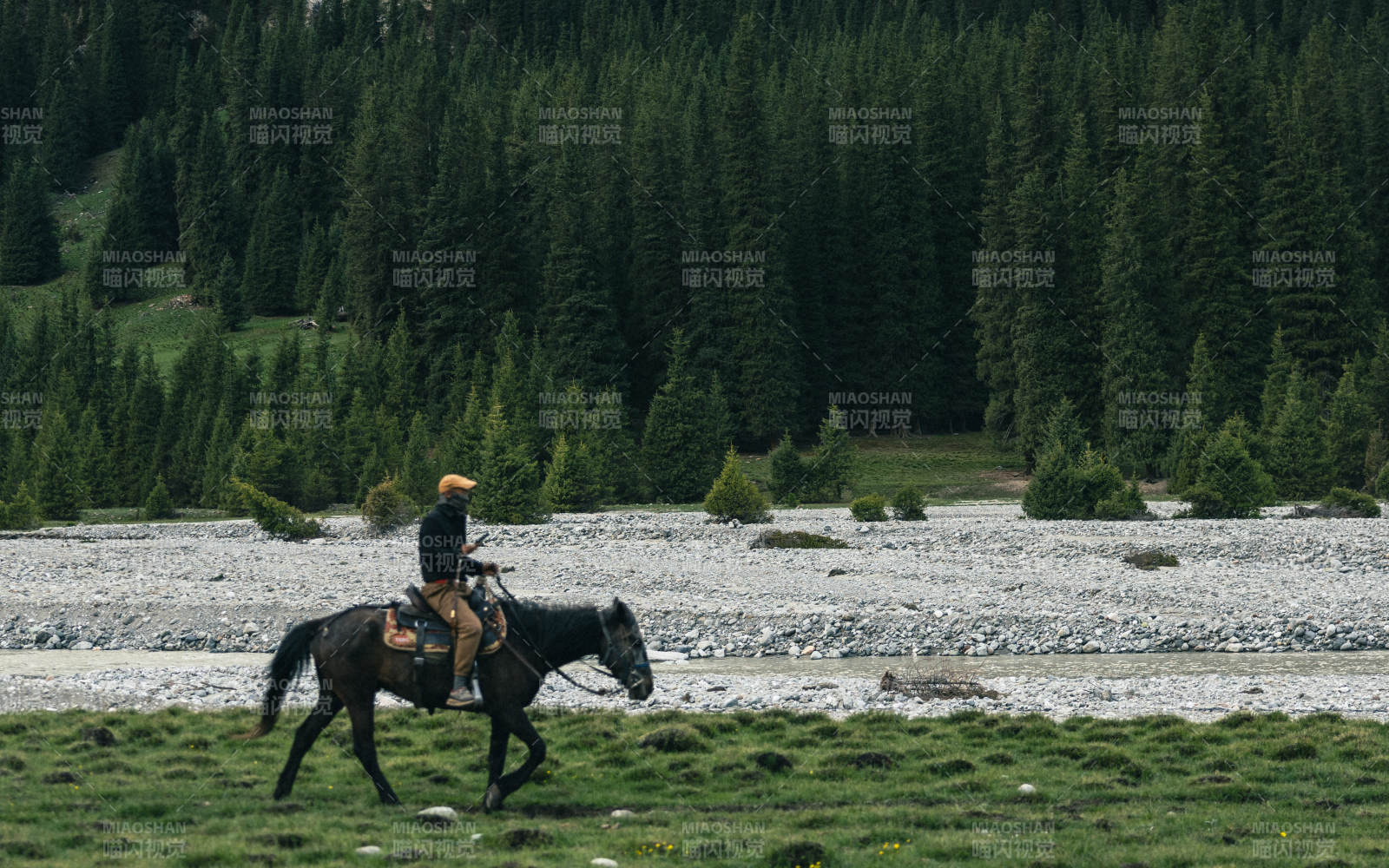 伊犁骑马穿越山谷溪流图片