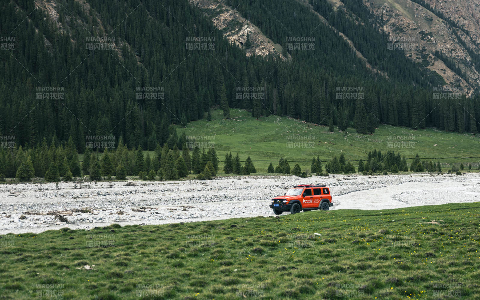 夏塔山间溪流旁的橙色越野车图片