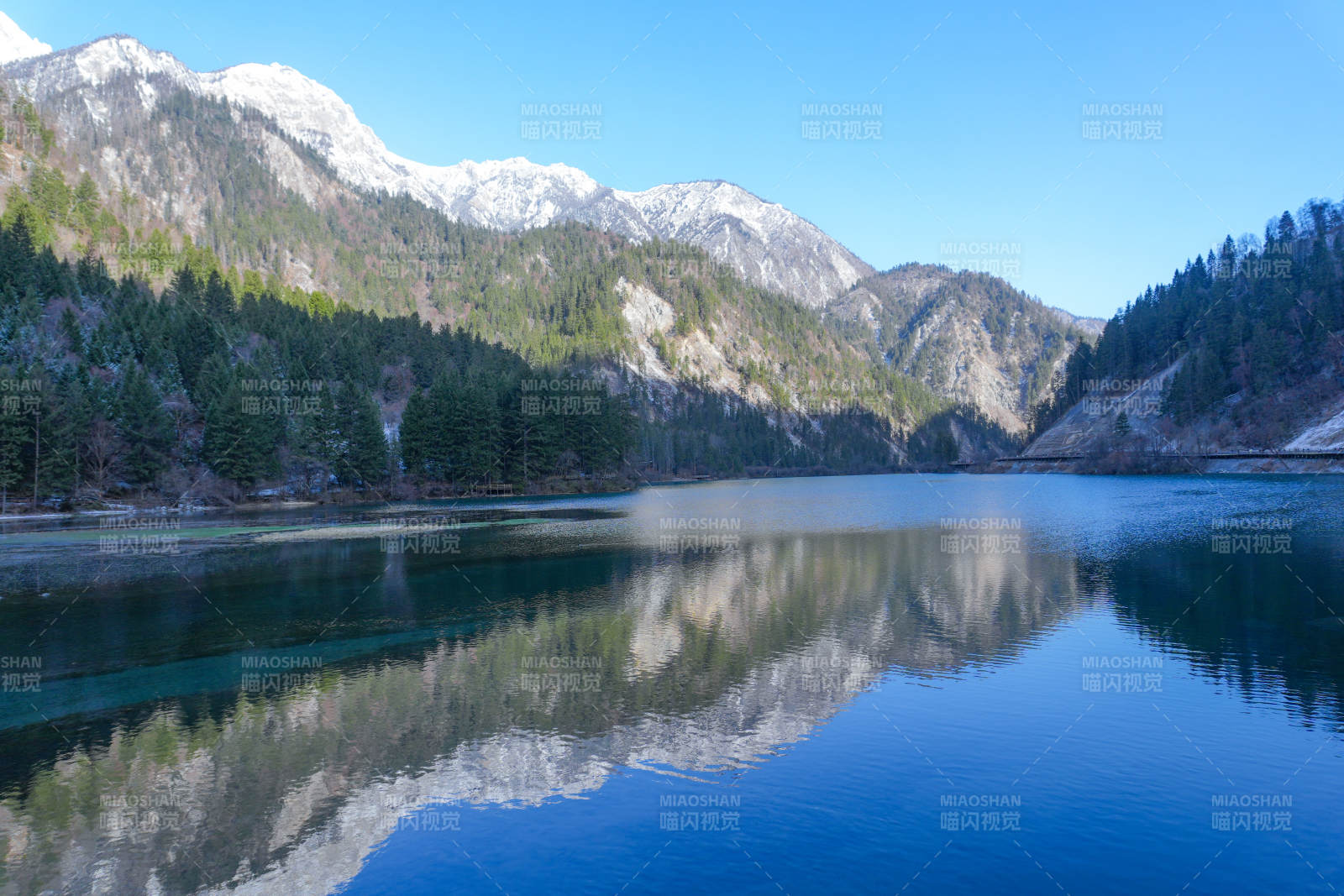 九寨沟雪山湖畔 静谧如镜图片
