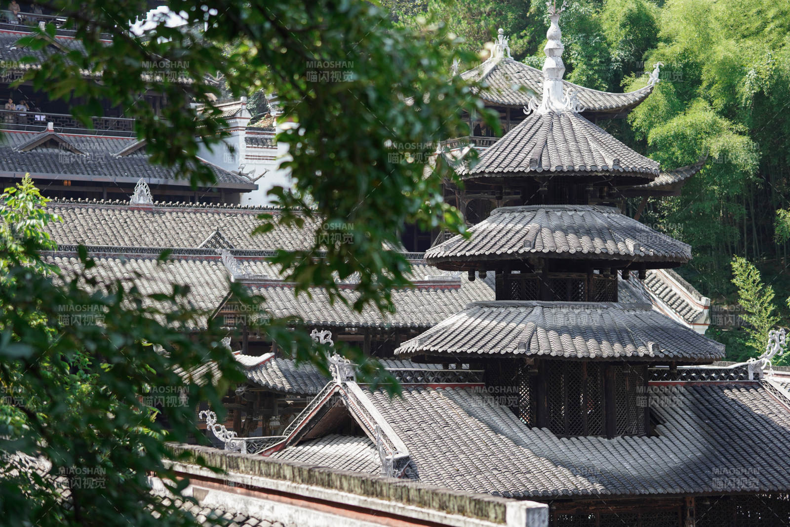 古建筑群与绿树相映成趣 恩施土司城图片