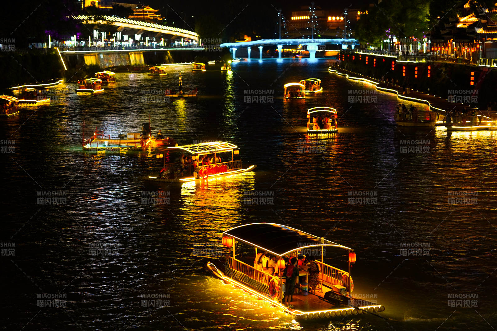 夜游河畔 灯火辉煌图片