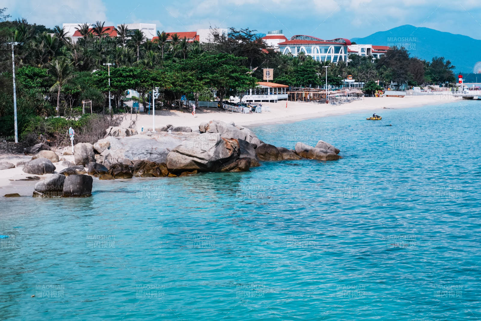 海滨岩石与碧蓝海水图片