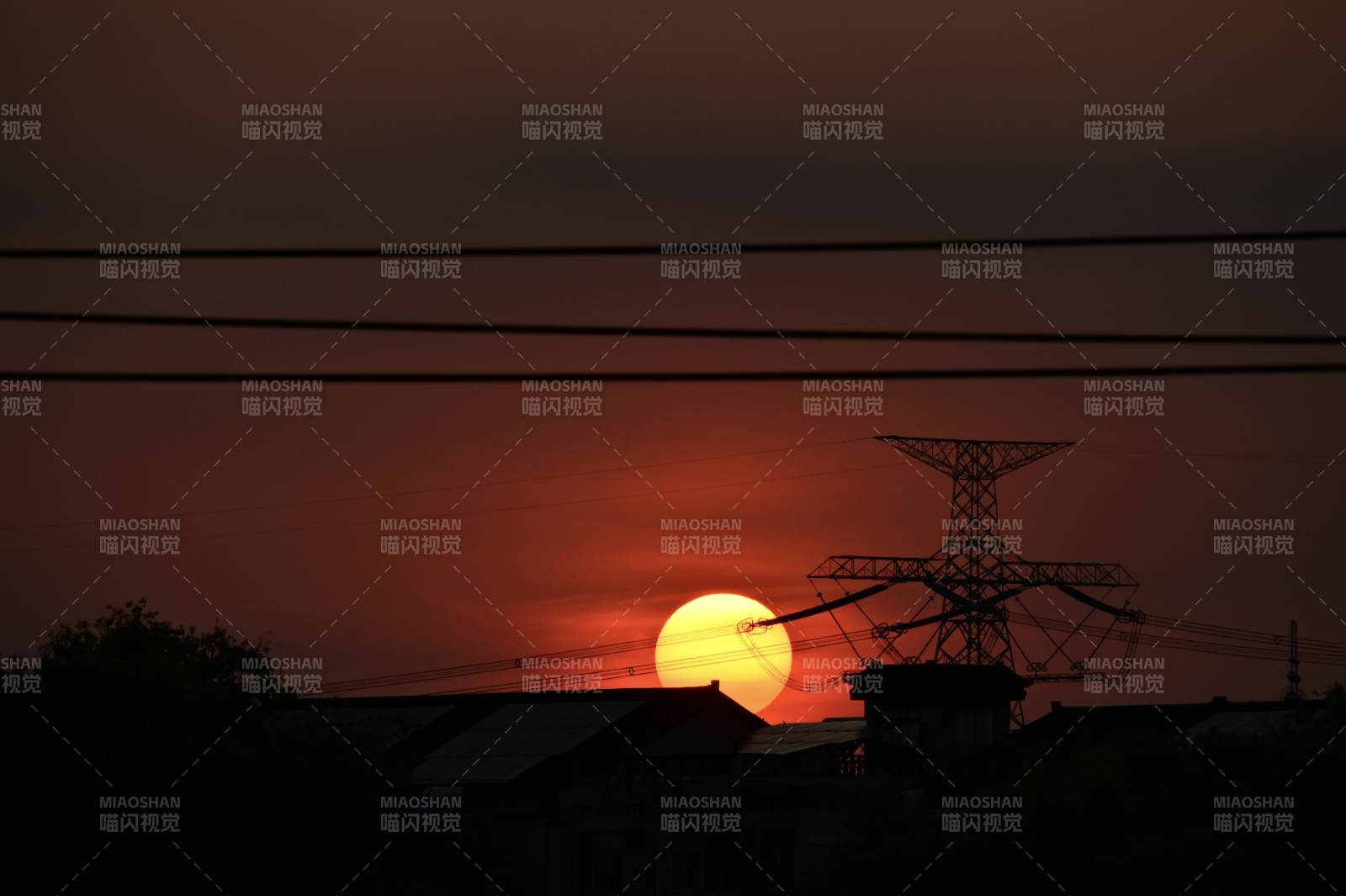 夕阳下的电线塔剪影图片