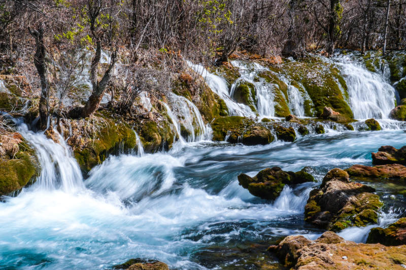 山涧瀑布 流水潺潺图片