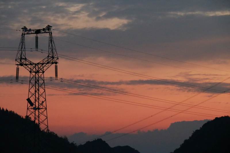 夕阳下的输电塔剪影图片