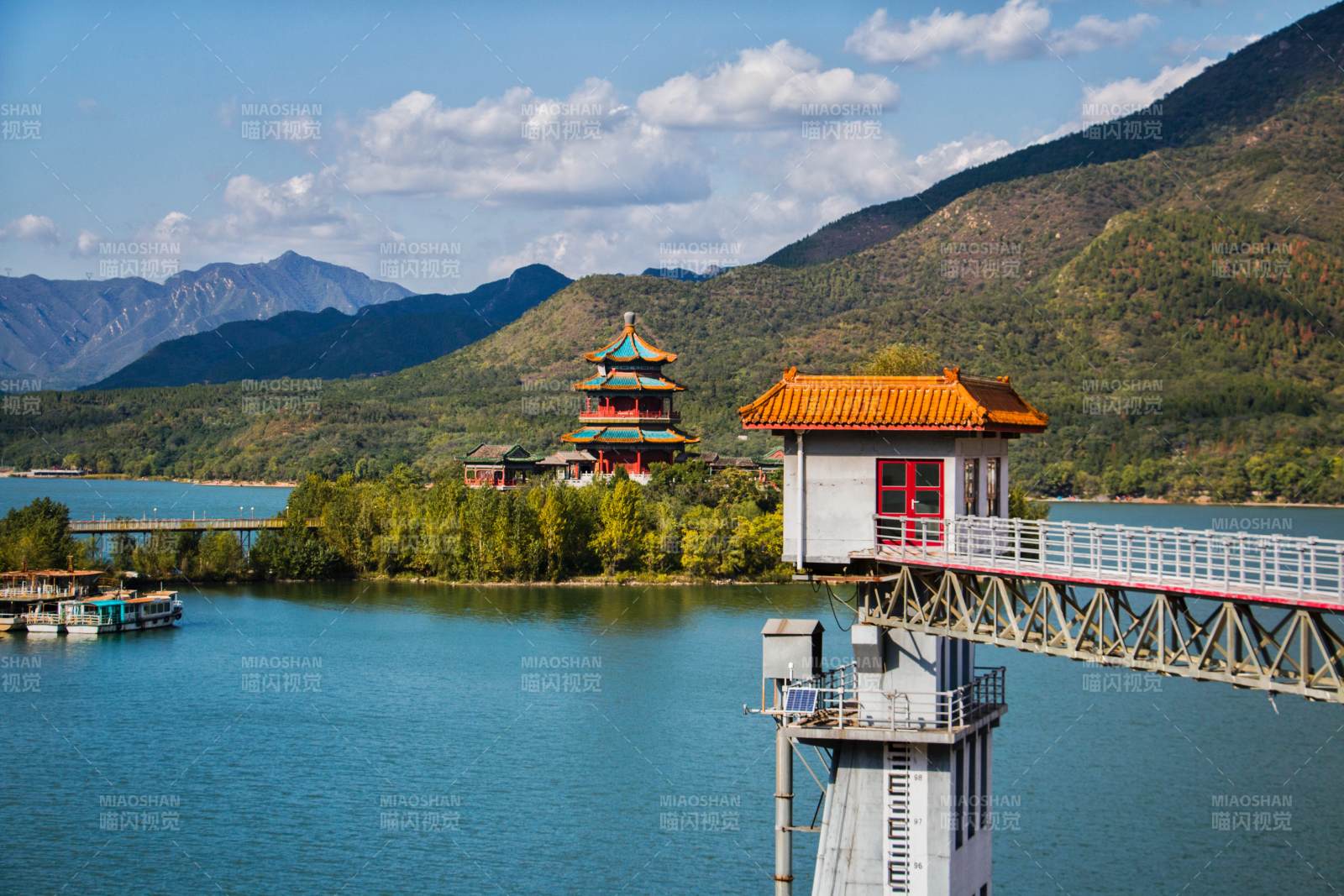 十三陵水库山水间的古塔与现代桥图片