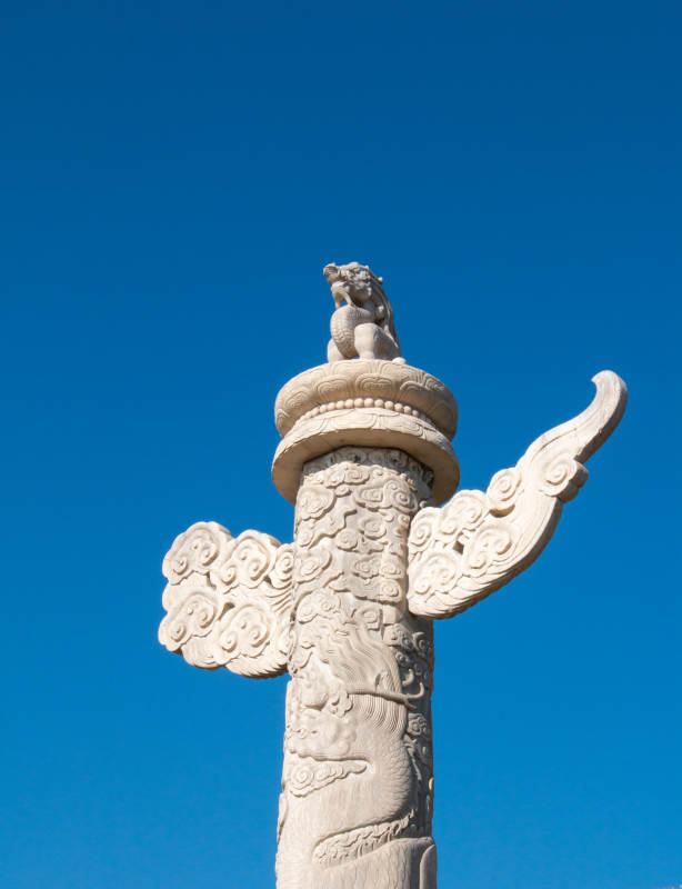 蓝天背景下中华华表图片