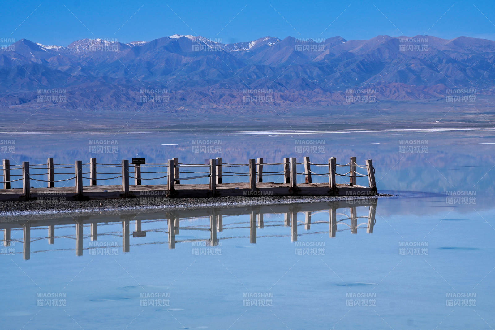 湖畔栈道映雪山图片