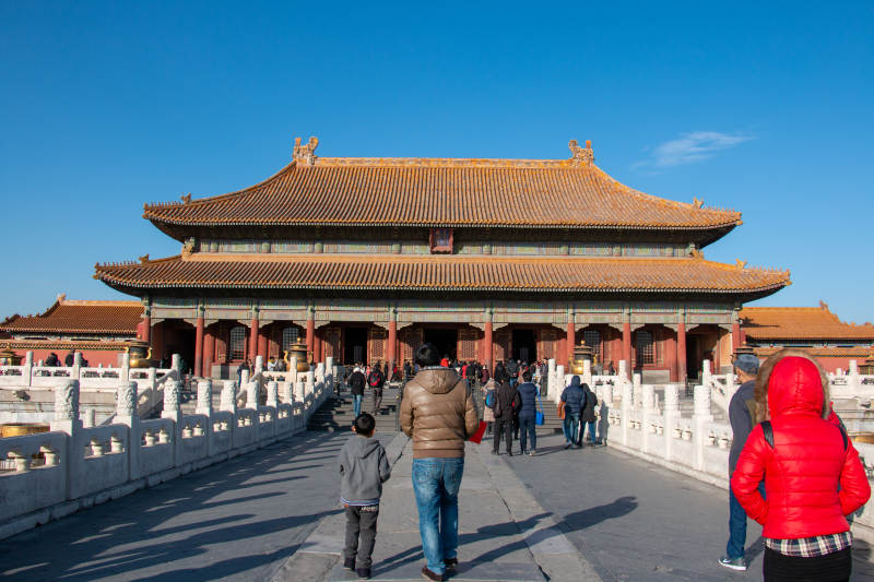 故宫乾清宫殿前游客漫步图片