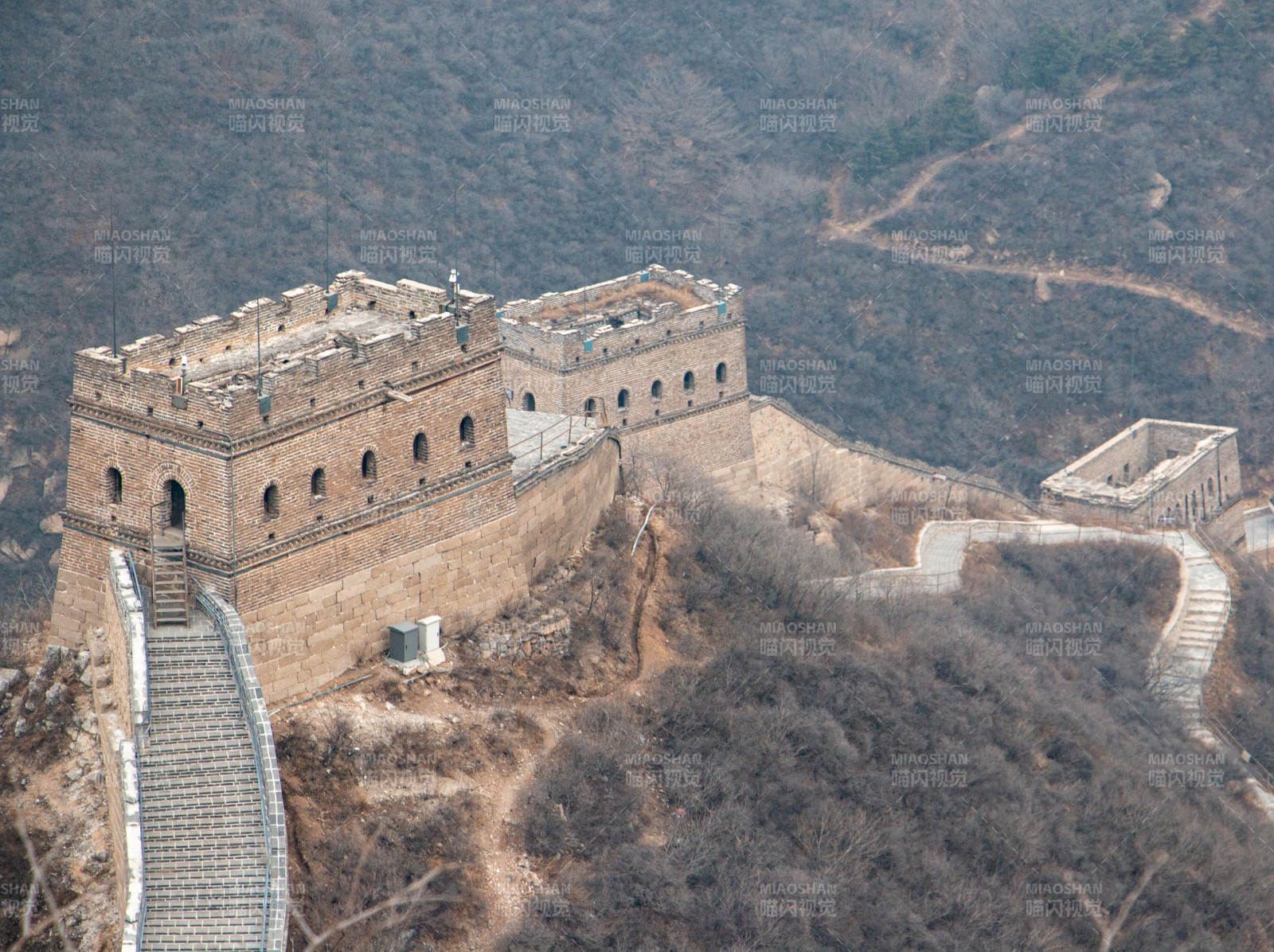 长城上的古老烽火台图片