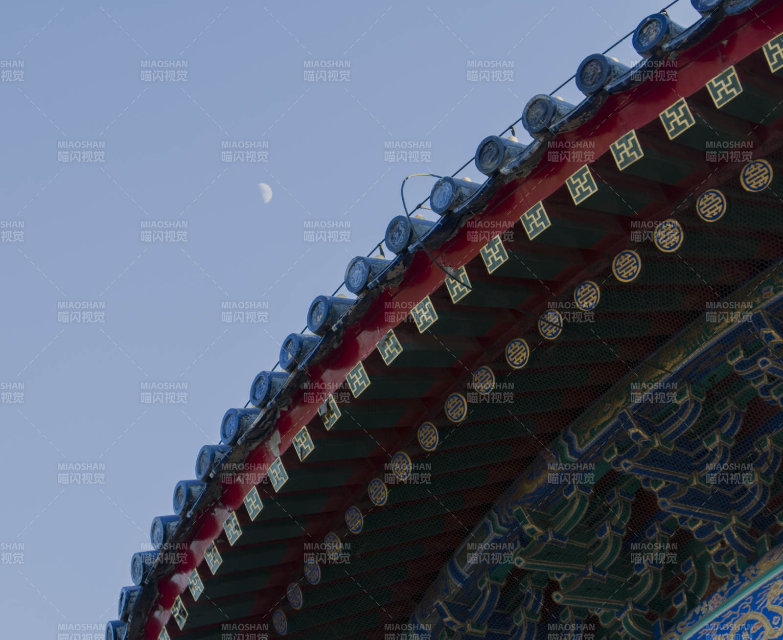 古建筑与新月相映成趣图片