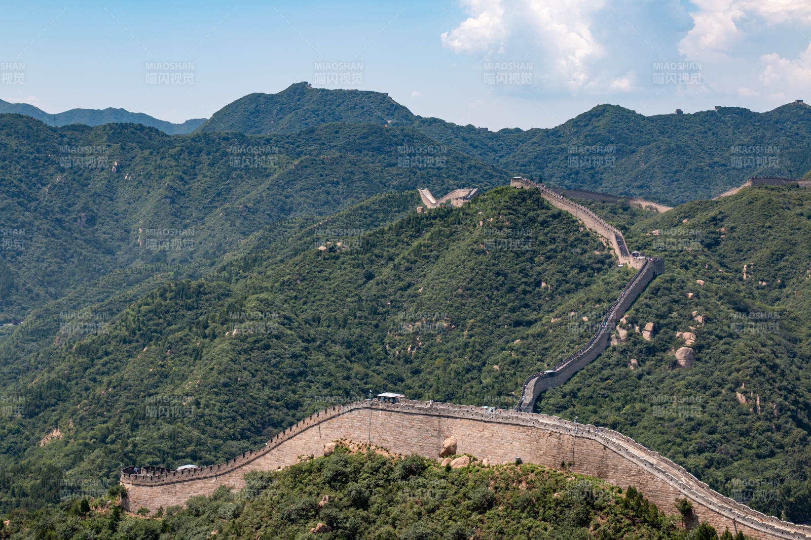 长城蜿蜒于青山之间图片