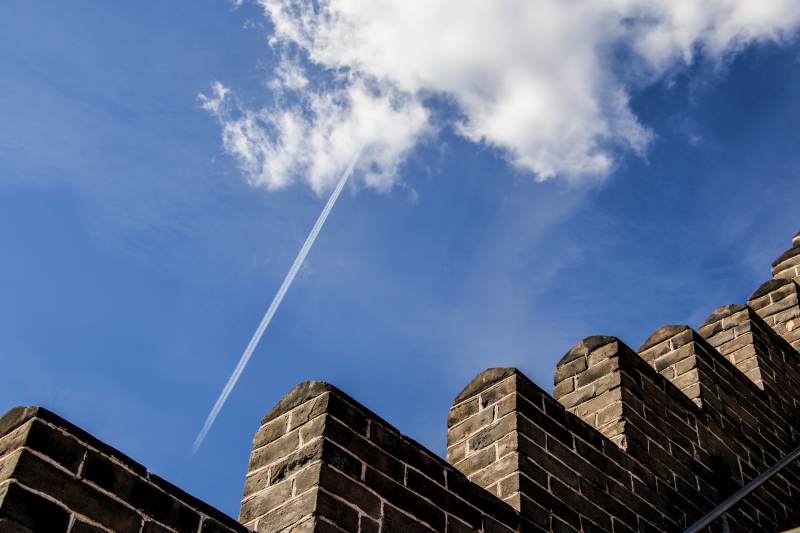 长城与蓝天白云相映衬图片