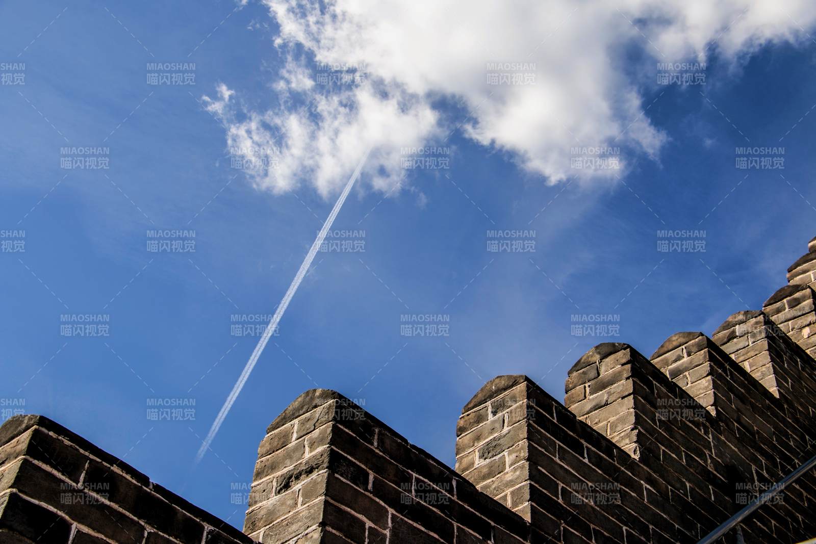 长城与蓝天白云相映衬图片