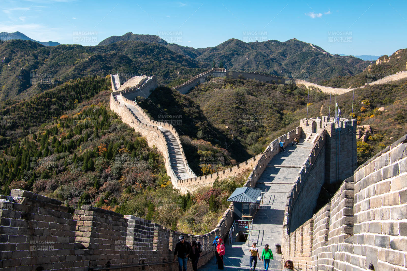 长城蜿蜒山间秋景美图片