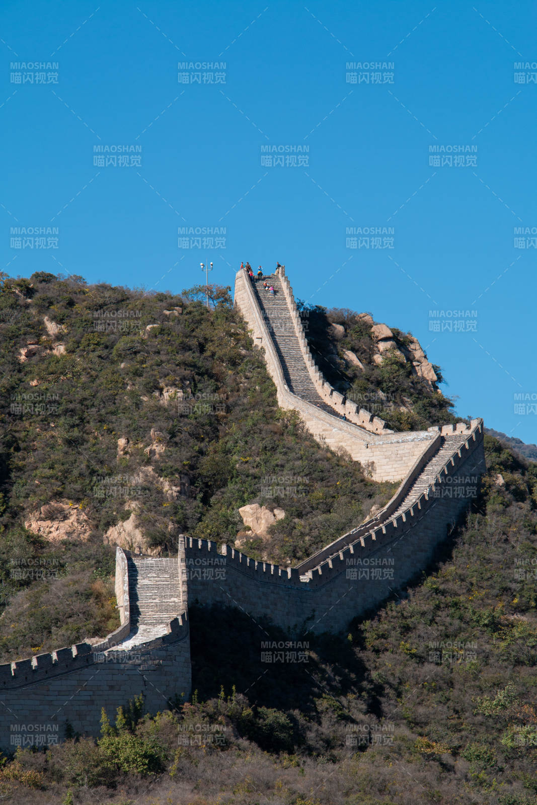 长城蜿蜒山巅 蓝天映衬图片