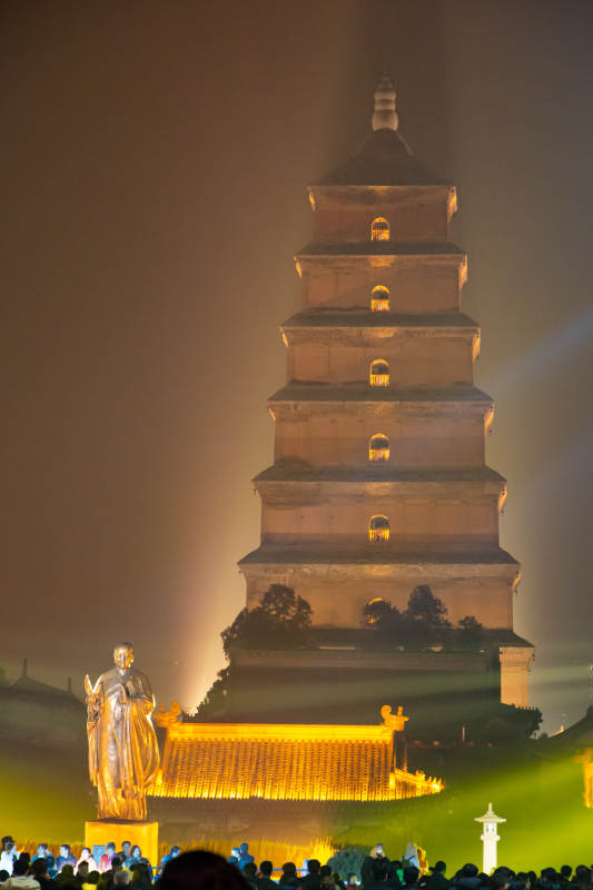 夜色中的大雁塔与雕像图片