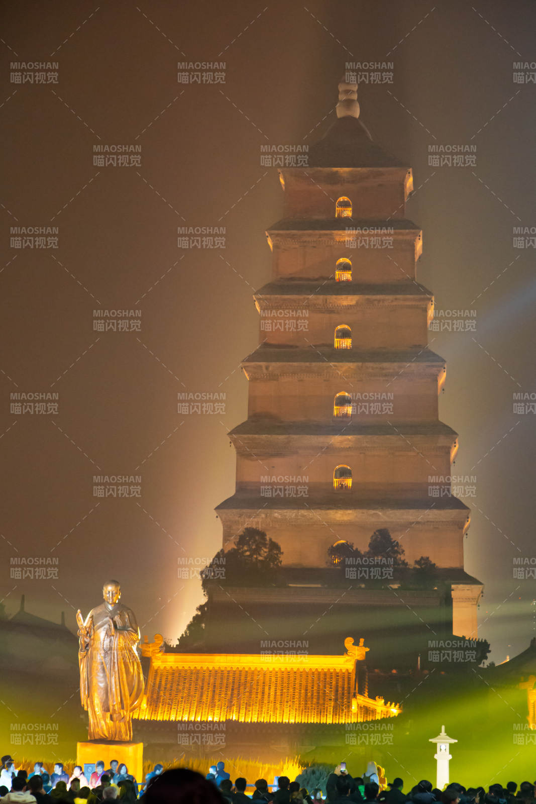 夜色中的大雁塔与雕像图片