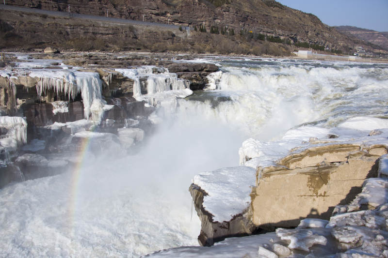 山西黄河壶口瀑布冬日彩虹奇观图片