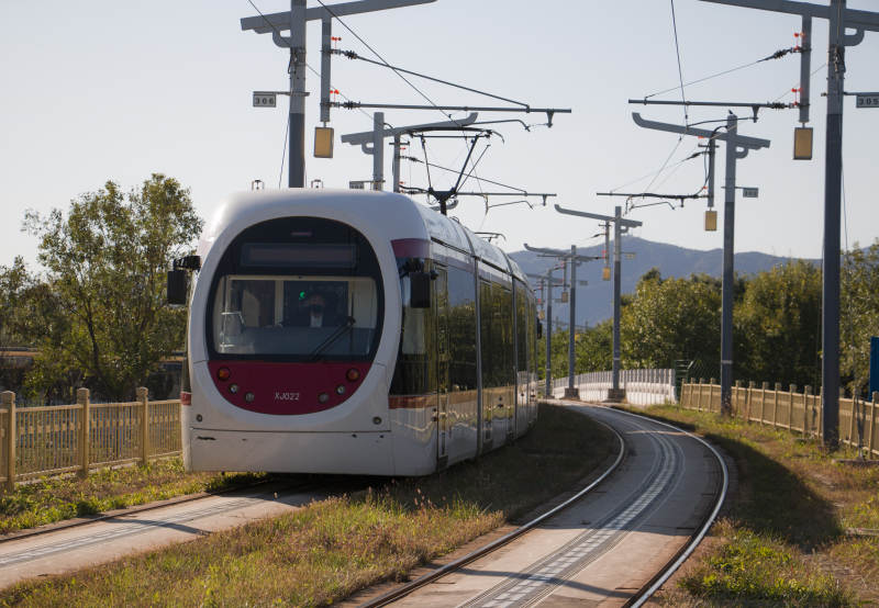 现代有轨电车行驶中图片