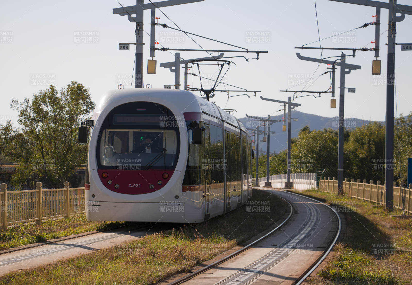 现代有轨电车行驶中图片