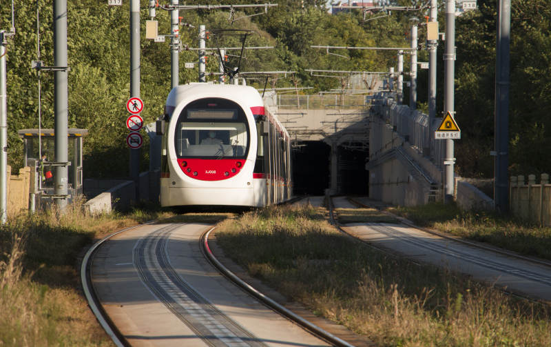 现代有轨电车驶入隧道图片