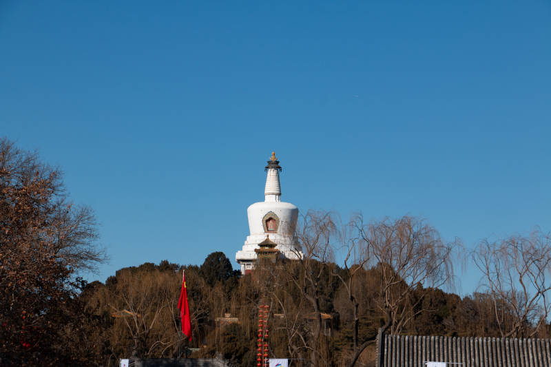 北海公园白塔晴空映衬图片