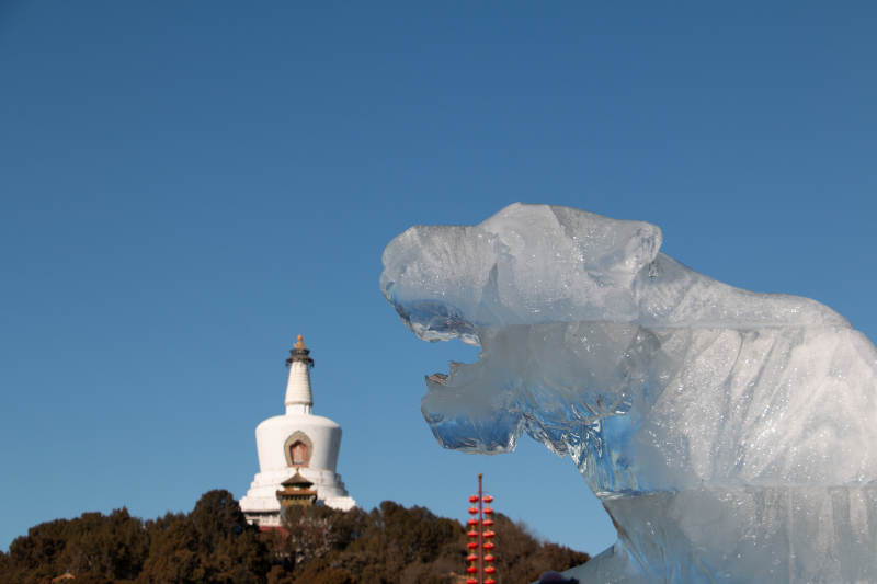 冰雕老虎与白塔背景图片