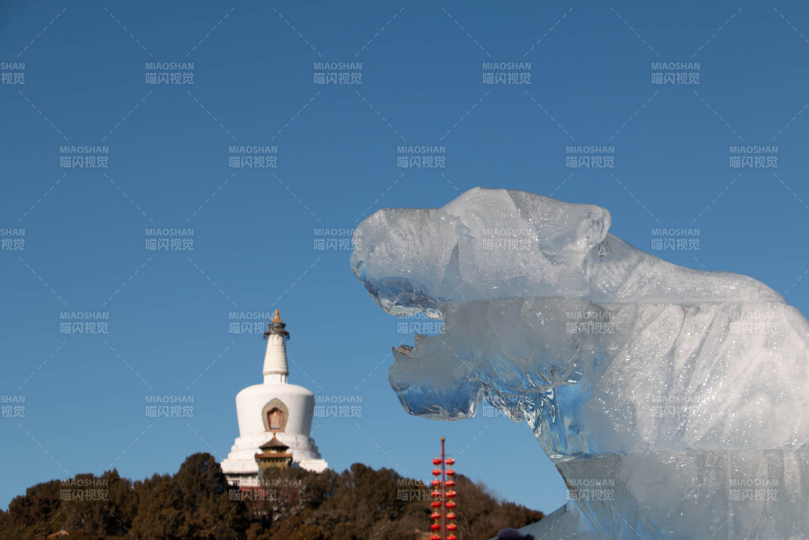 冰雕老虎与白塔背景图片