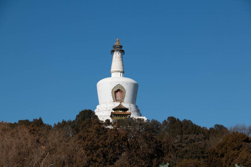 白塔晴空映蓝天图片