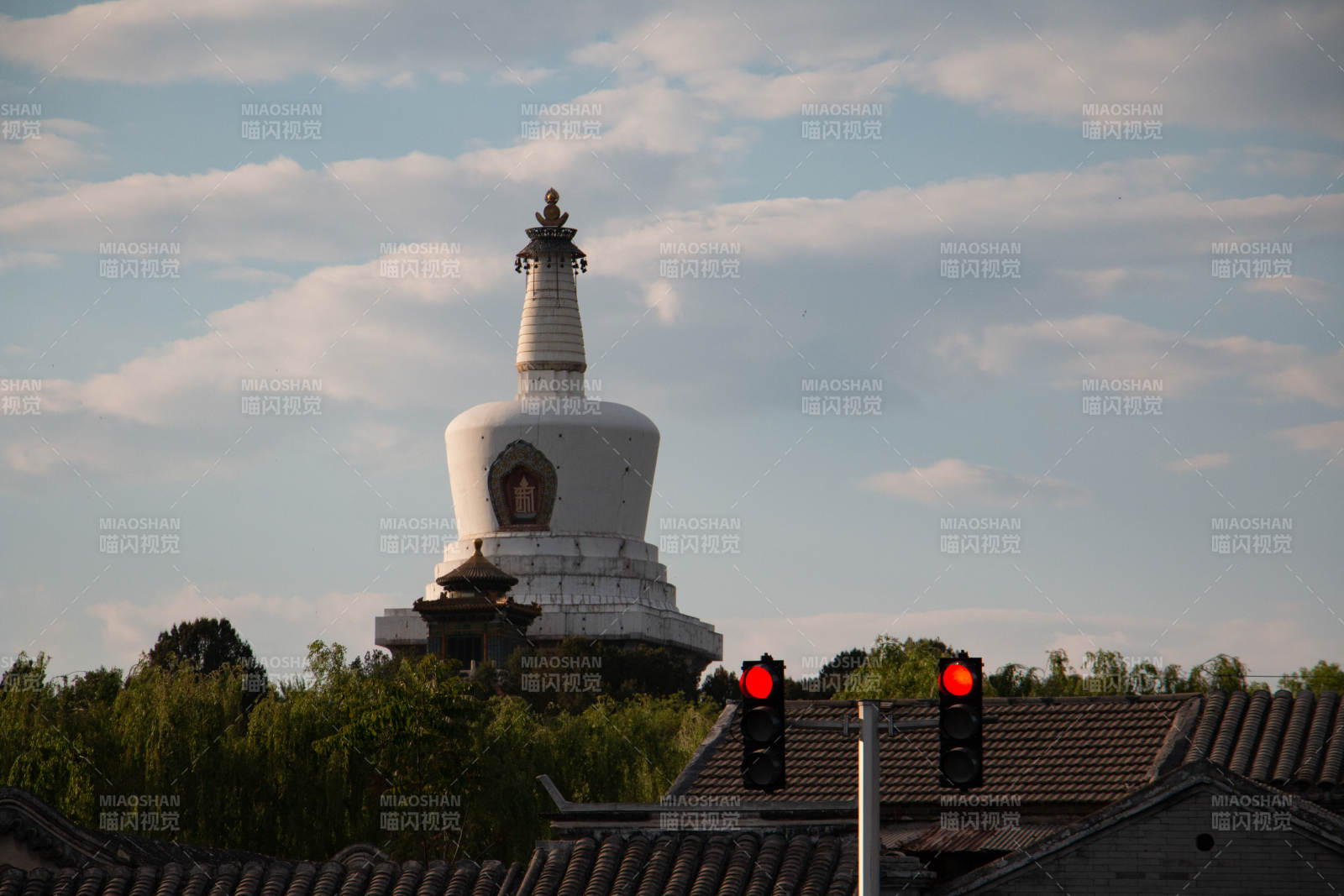 白塔与红绿灯的对比图片