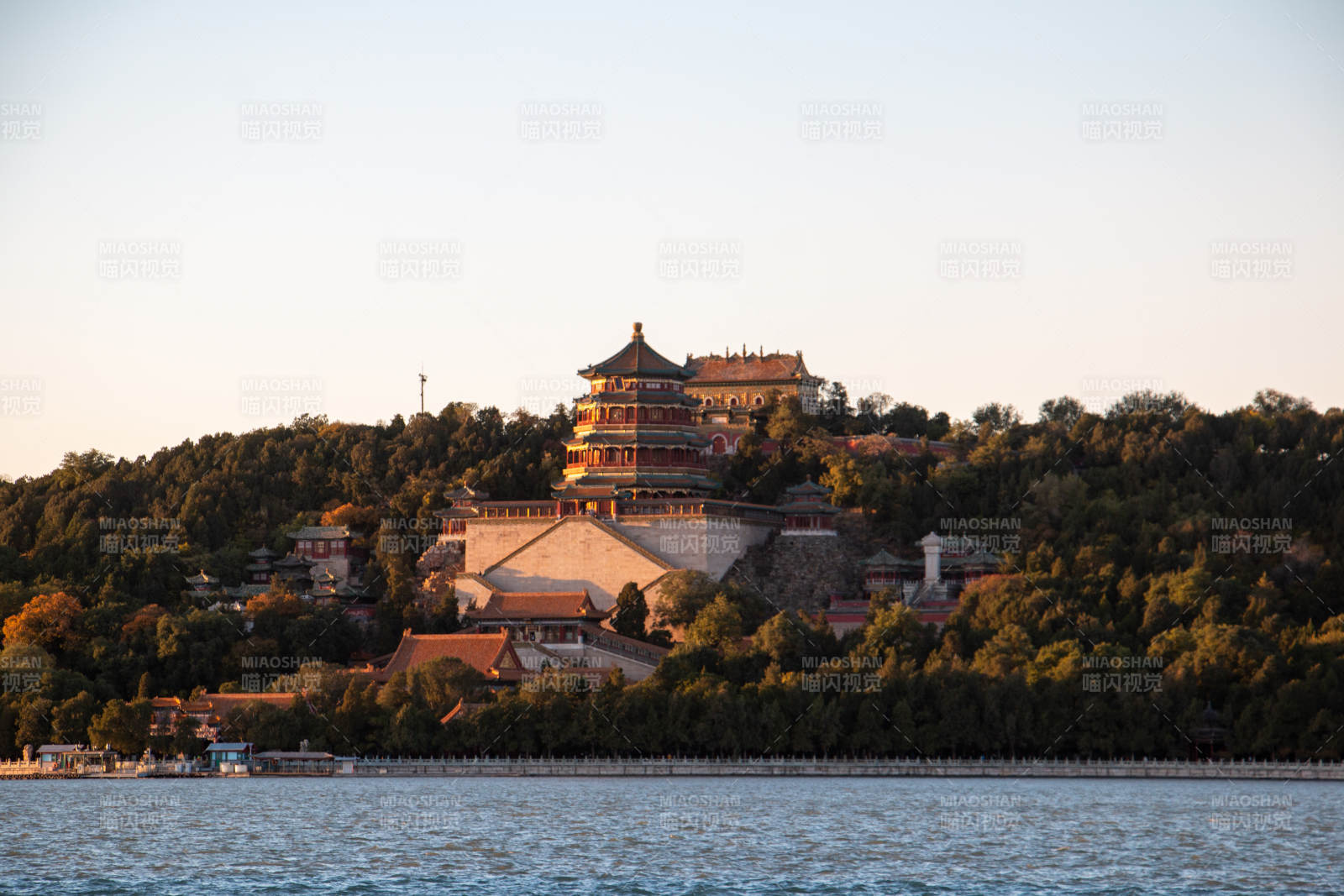 颐和园湖畔古建筑群图片