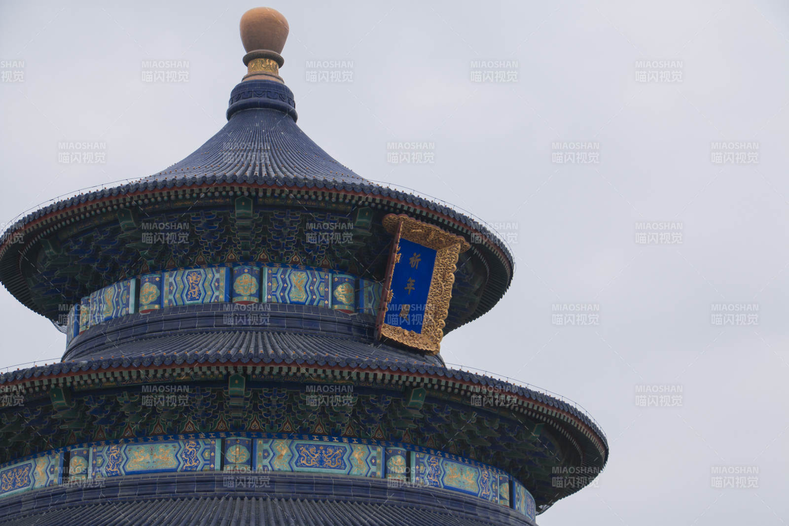 蓝色古塔 祥云环绕图片