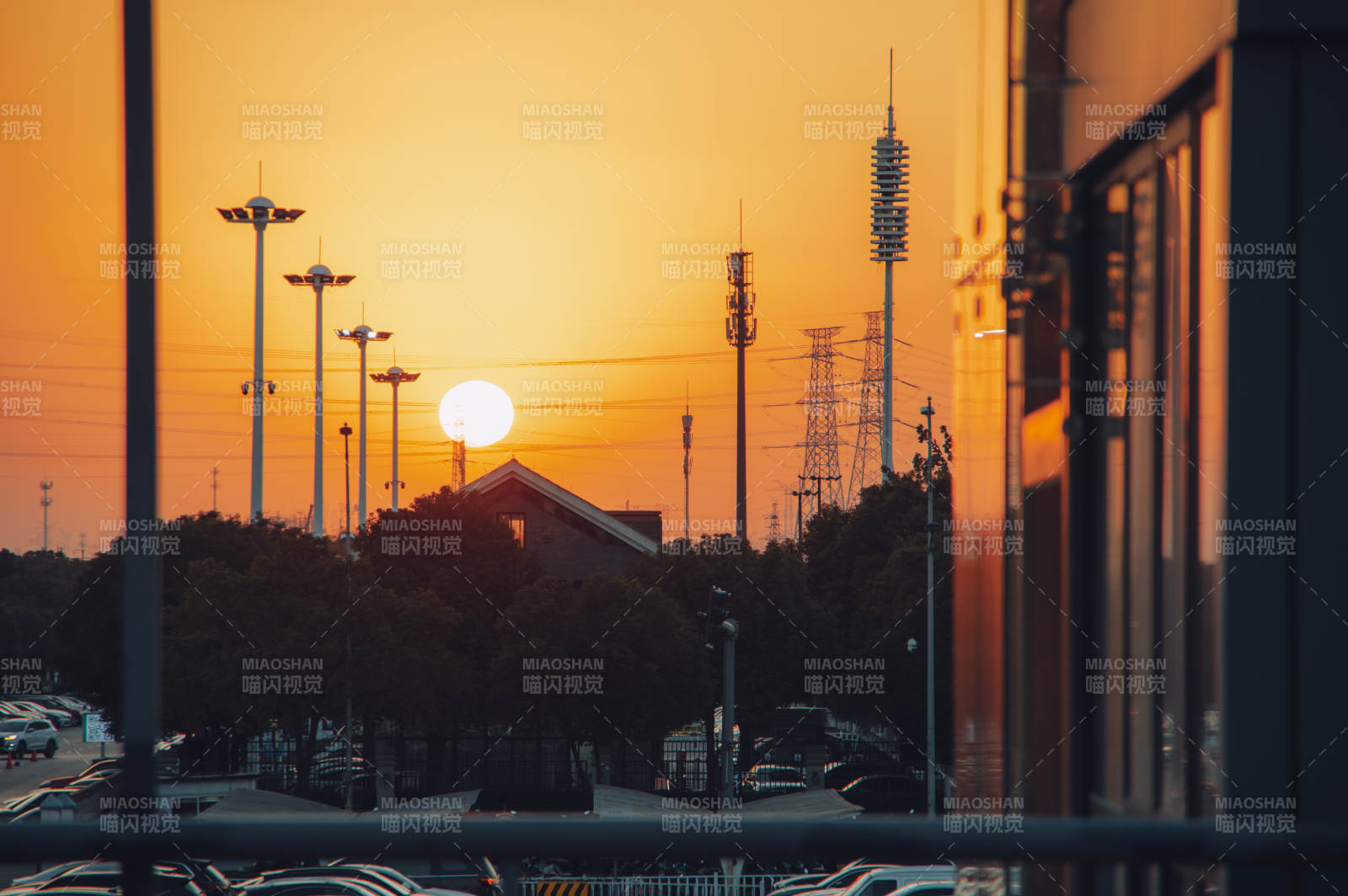 夕阳下的城市剪影图片