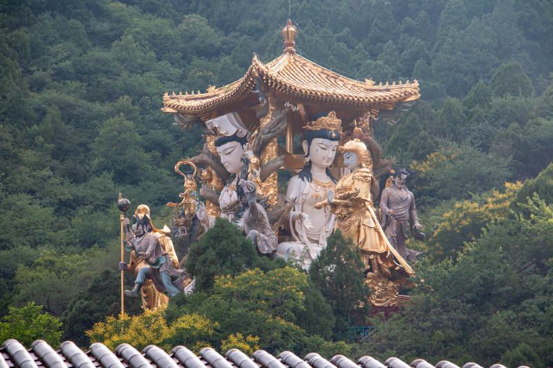 北京白瀑寺金顶佛像与绿林相映图片