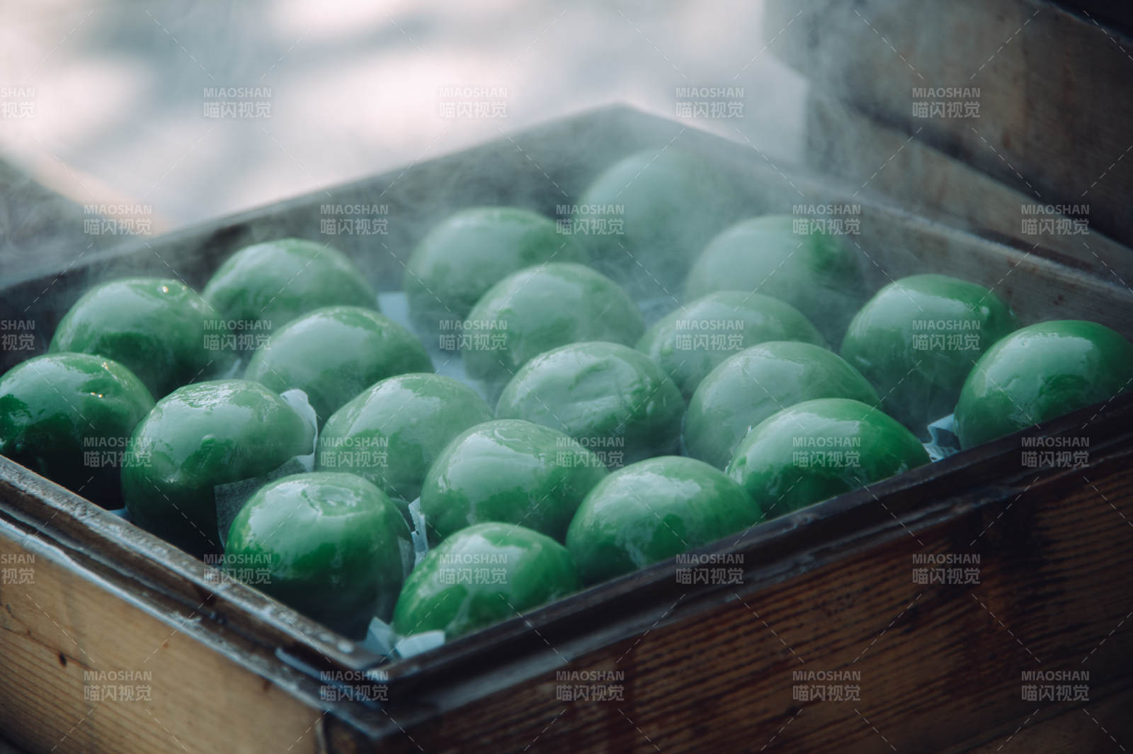 蒸笼里的绿色汤圆图片