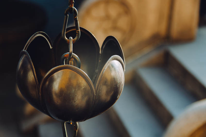 古铜莲花灯饰特写图片