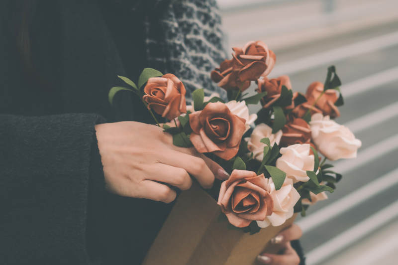 手捧玫瑰花束的温柔瞬间图片