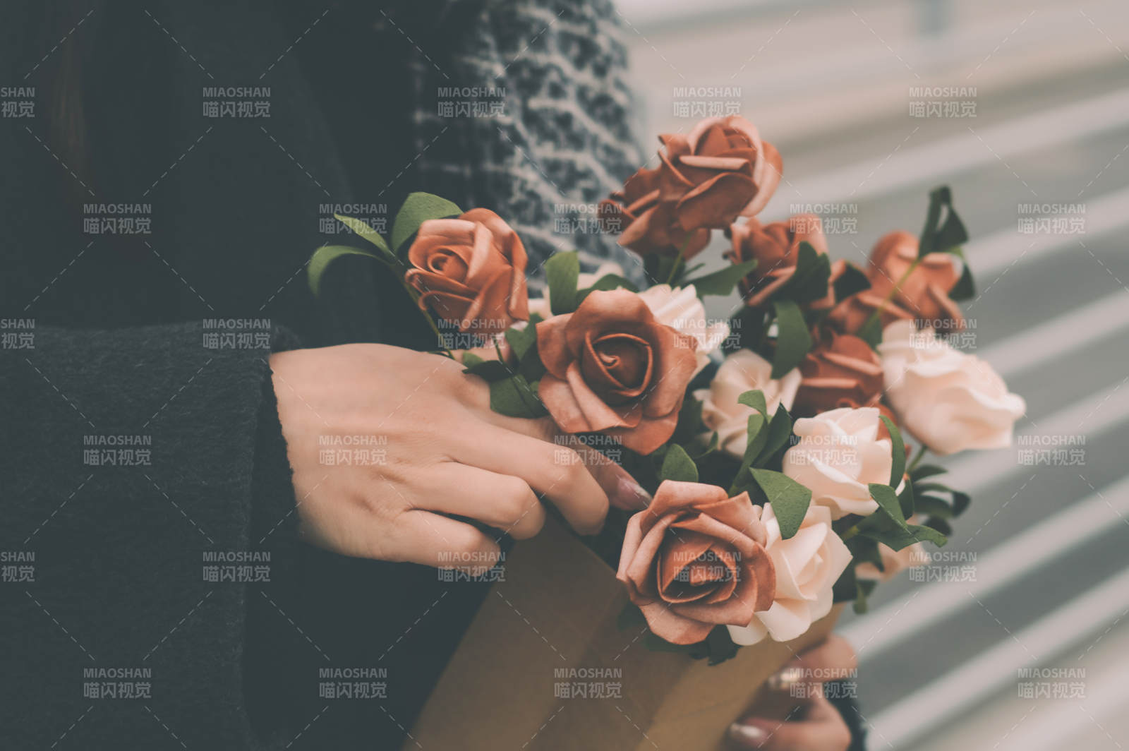 手捧玫瑰花束的温柔瞬间图片