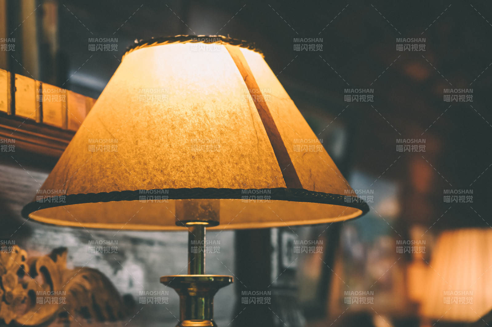 复古台灯温暖光芒图片