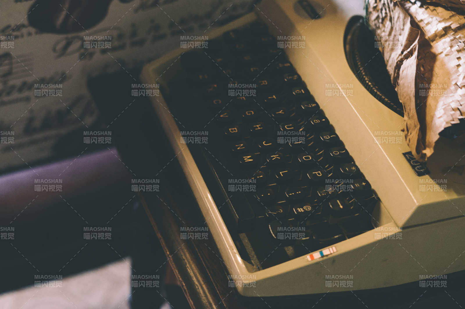 复古打字机的静谧时光图片