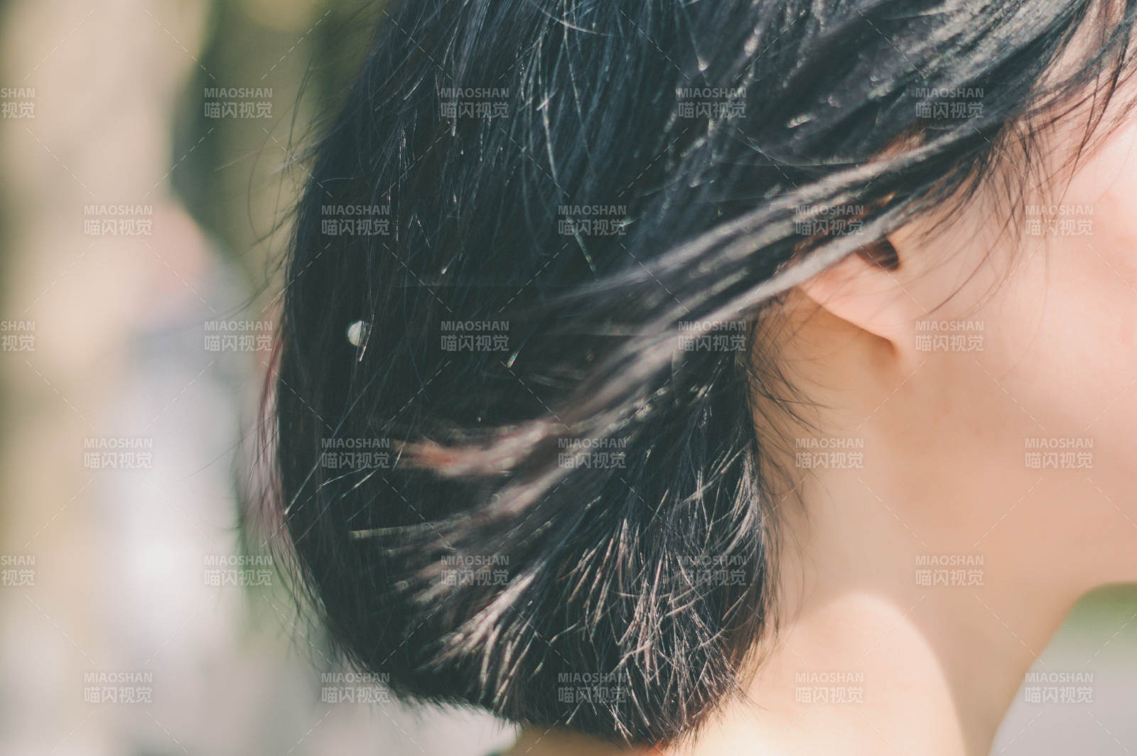 耳畔微风 发丝轻扬图片