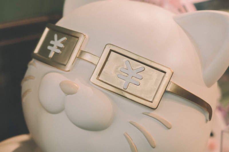 戴墨镜的存钱罐猫图片