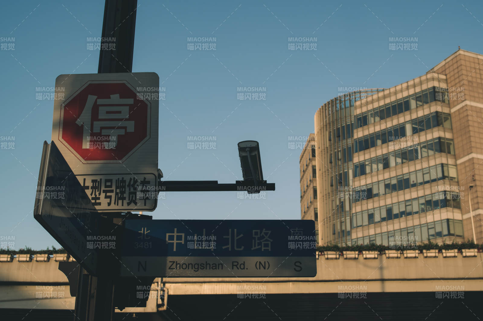 中山北路交通指示牌图片