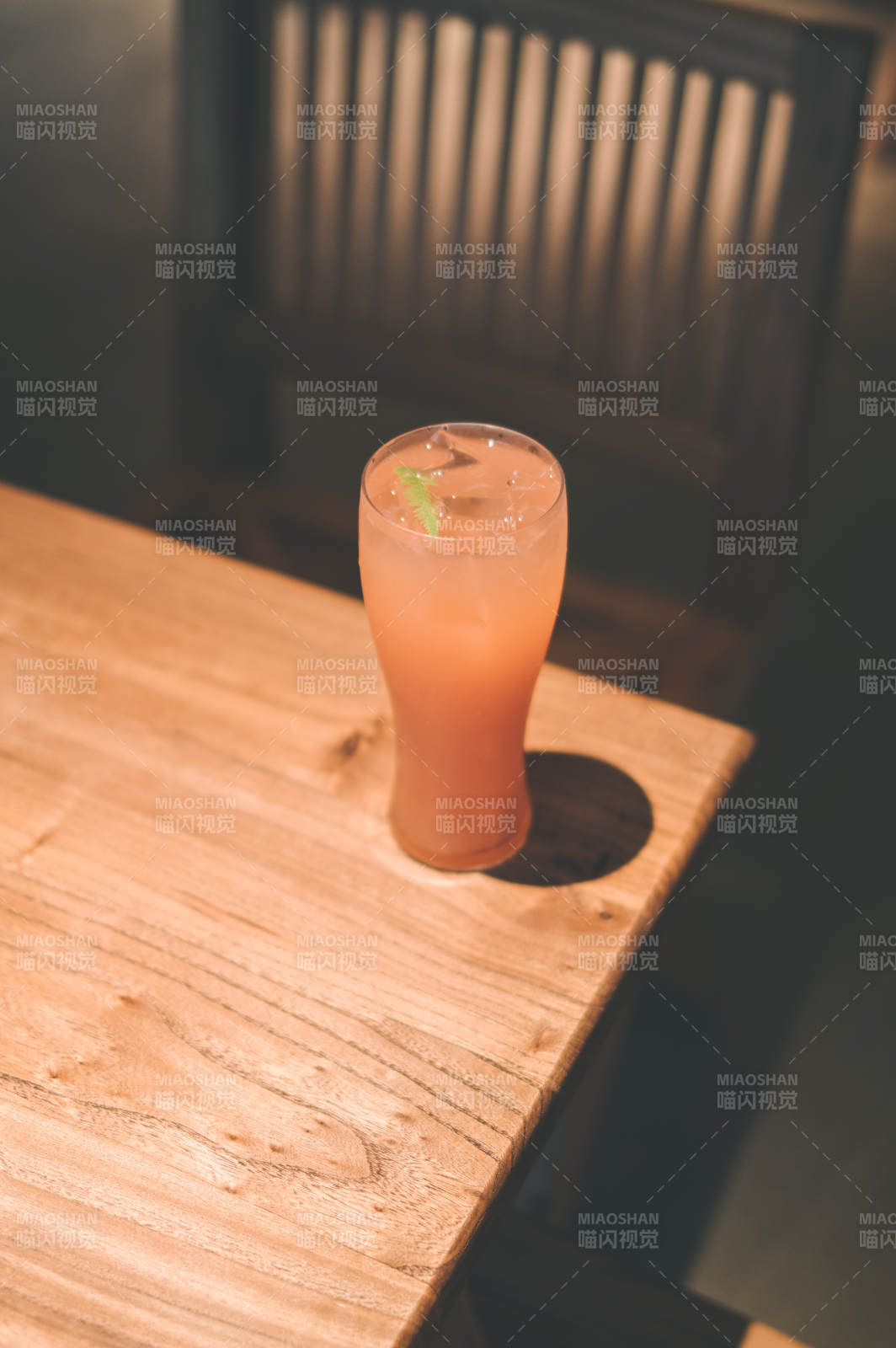 木质桌上的一杯冰饮图片