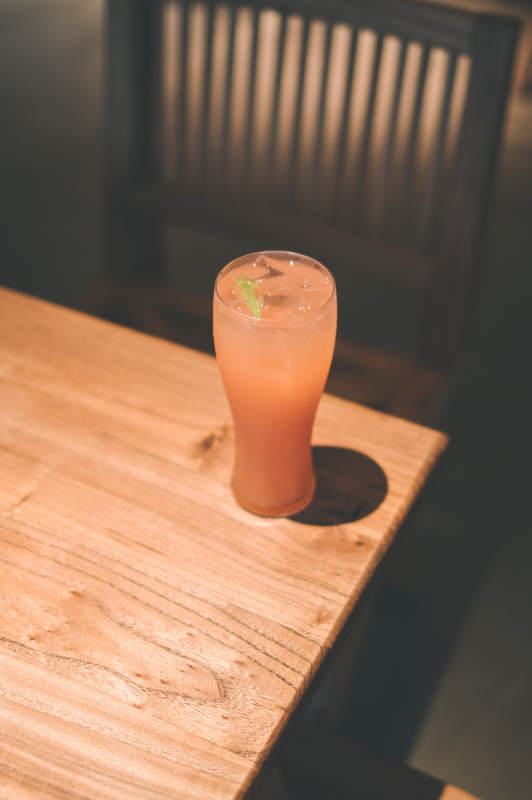 木质桌上的一杯冰饮图片