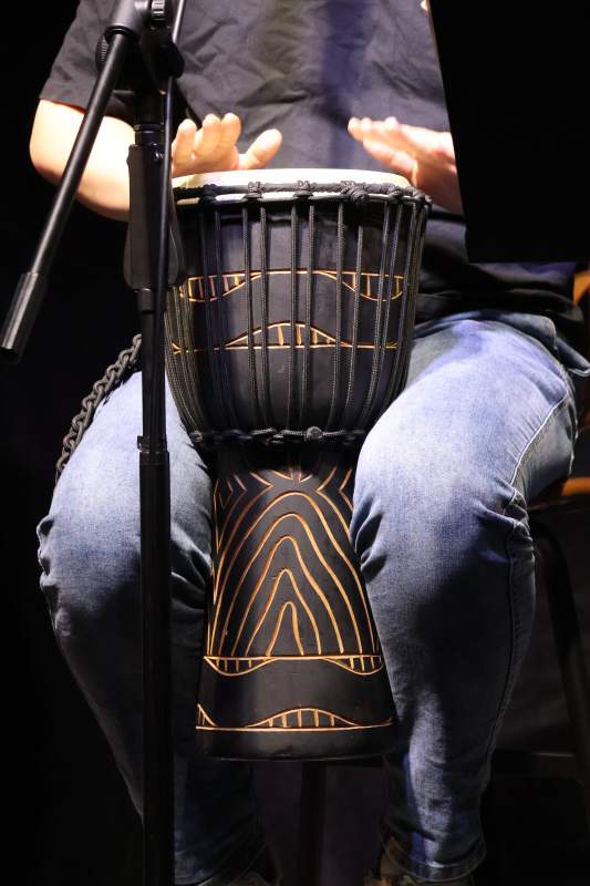 鼓手演奏非洲鼓特写图片