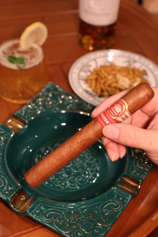 雪茄与饮品的优雅时光图片