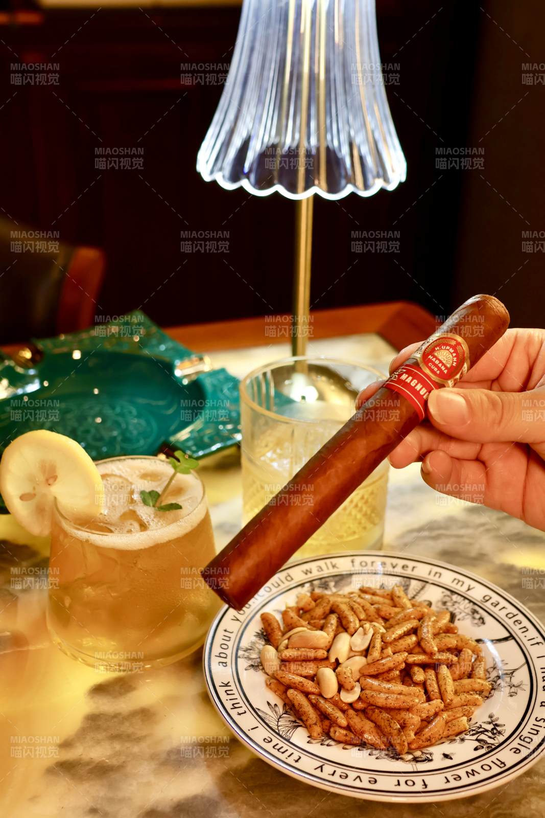 雪茄与鸡尾酒的优雅时光图片